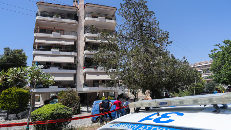 Συγκίνηση στο τρισάγιο για τις δύο 17χρονες στην Ηλιούπολη: «Να μάθουμε επιτέλους να ακούμε τα παιδιά μας, πριν να είναι αργά»