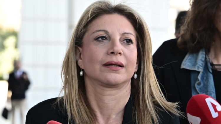 Γιγαντοοθόνη και ετοιμασίες στην πλατεία Αριστοτέλους για τα αποκαλυπτήρια του κόμματος Καρυστιανού, δείτε βίντεο