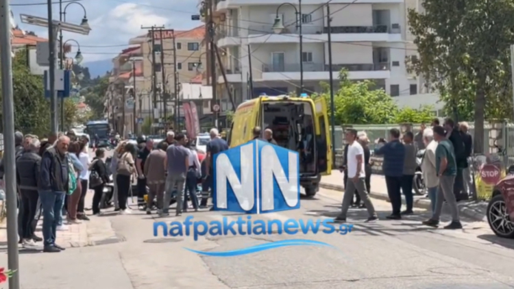 Σοβαρό τροχαίο στη Ναύπακτο: Δίκυκλο παρέσυρε πεζό, δύο τραυματίες στο νοσοκομείο 
