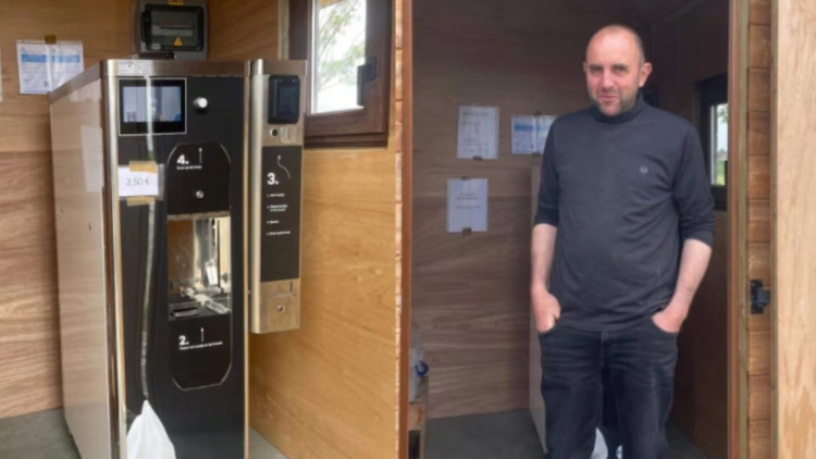 Αγρότης επαναστατεί ενάντια σε πολυεθνική και εγκαθιστά μηχάνημα αυτόματης πώλησης παγωτού: «Έχουν ήδη πλησιάσει»