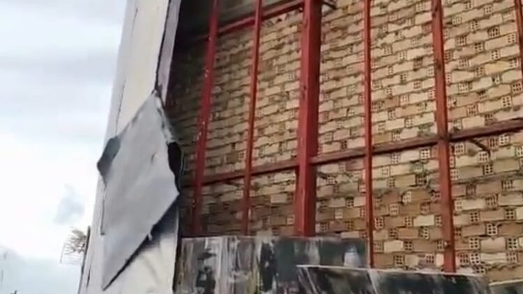 Σοβαρές ζημιές στο Δημοτικό Θέατρο της Κέρκυρας, αποκολλήθηκαν πάνελ από τους ισχυρούς ανέμους
