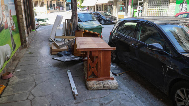 Από φέρετρο μέχρι... βάρκα στα σκουπίδια της Θεσσαλονίκης: Τα πιο παράξενα αντικείμενα που μάζεψε ο δήμος