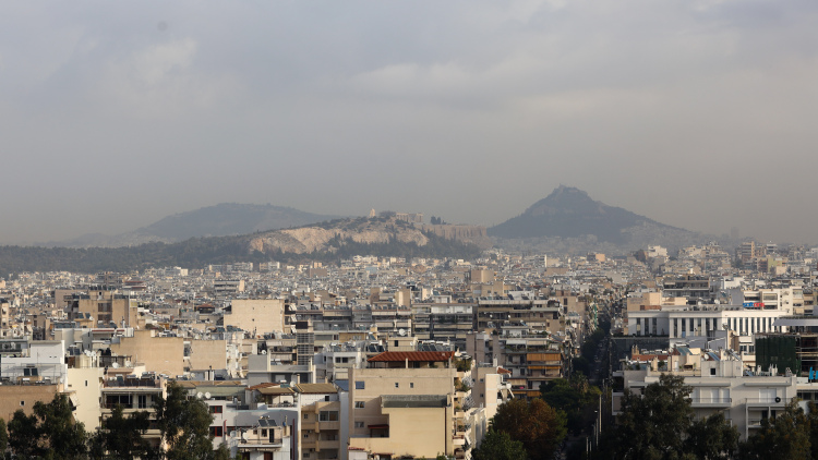 Στα δύο χωρισμένη η χώρα από τον καιρό: Καταιγίδες και χαλάζι στον βορρά, λασποβροχές στον νότο, η πρόγνωση Τσατραφύλλια στο protothema