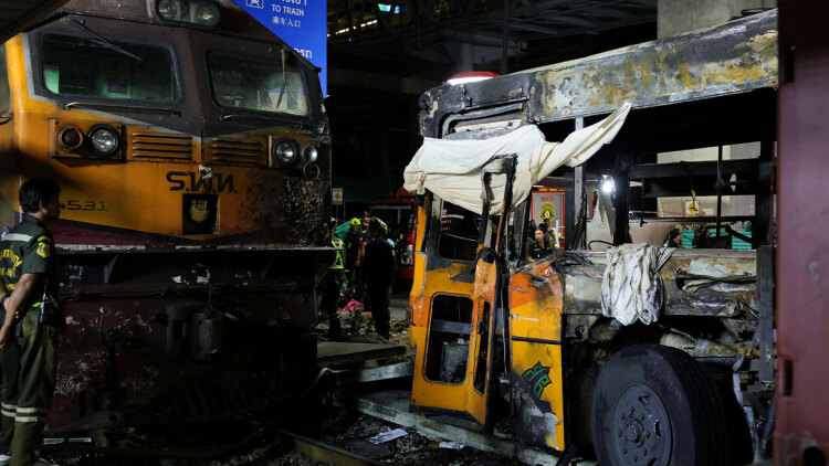 Τουλάχιστον 8 νεκροί και 35 τραυματίες μετά από σύγκρουση τρένου με αστικό λεωφορείο στην Μπανγκόκ, δείτε βίντεο