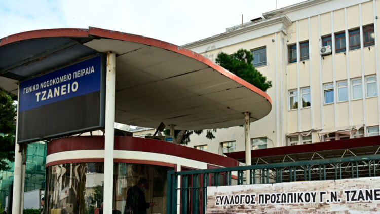 Οι εκδοχές που εξετάζει η αστυνομία για την 24χρονη που έπεσε από τον 7ο όροφο στον Πειραιά - Η κατάθεση του συντρόφου της