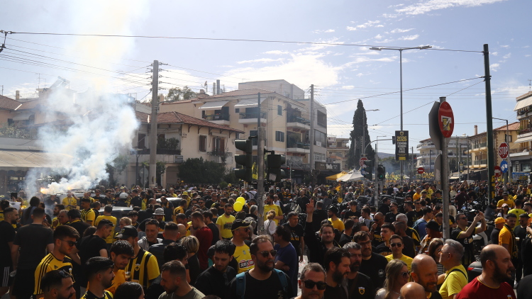 Live το πάρτι έξω από το γήπεδο στη Νέα Φιλαδέλφεια, πλήθος κόσμου πριν από τη φιέστα της ΑΕΚ, βίντεο 
