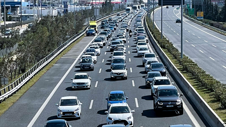 Καθυστερήσεις στην Αττική Οδό στο ρεύμα προς Αεροδρόμιο

