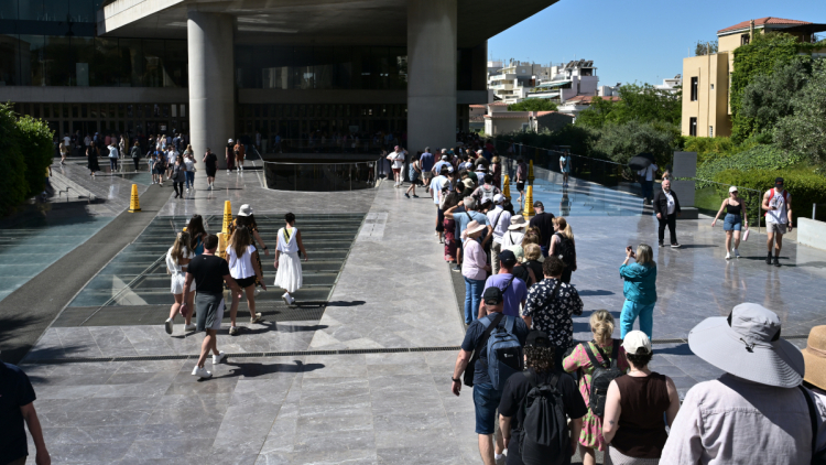 Κοσμοσυρροή στα μουσεία για τη Διεθνή Ημέρα Μουσείων: Μεγάλες ουρές στο Μουσείο Ακρόπολης, βίντεο και φωτογραφίες