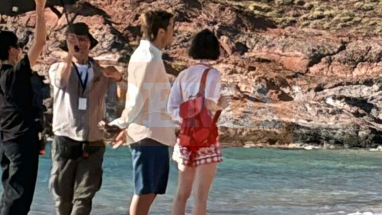Η Λίλι Κόλινς στη Μύκονο για τα γυρίσματα του Emily in Paris - Η βίλα των 20.000 ευρώ την εβδομάδα