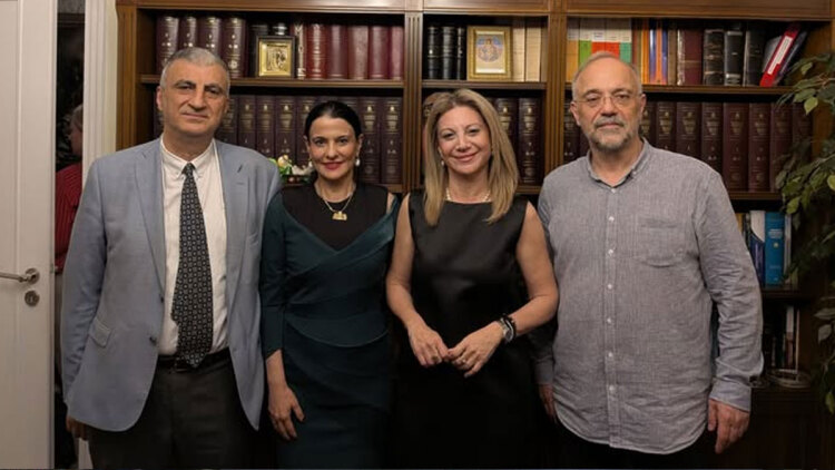 Οι συμβολισμοί, τα πρόσωπα και η σκηνοθεσία για τις ανακοινώσεις του κόμματος Καρυστιανού στη Θεσσαλονίκη
