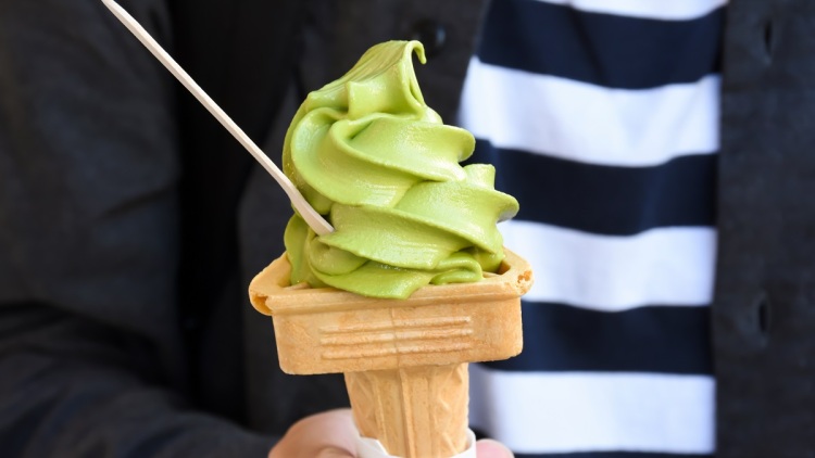 Γιατί βλέπουμε matcha παντού τελευταία; Από strawberry latte μέχρι bubble tea και Oreo