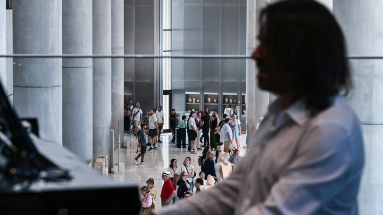 Κοσμοσυρροή στα μουσεία για τη Διεθνή Ημέρα Μουσείων: Μεγάλες ουρές στο Μουσείο Ακρόπολης, βίντεο και φωτογραφίες