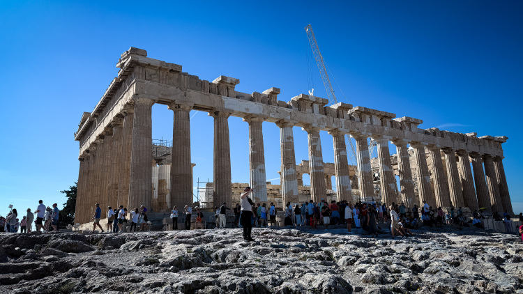 «Παράθυρο» επιστροφής θραυσμάτων του Παρθενώνα από το Λούβρο ανοίγει η νέα γαλλική νομοθεσία