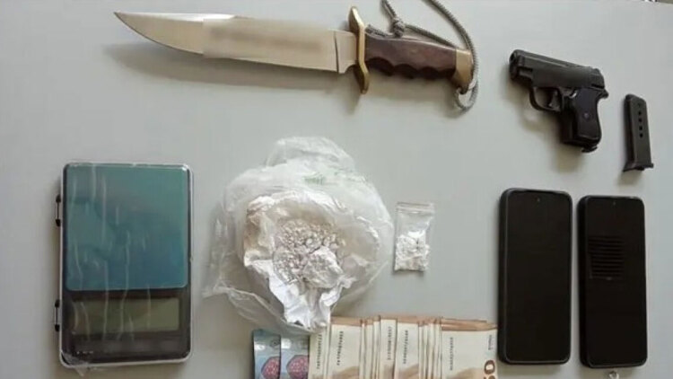 Συνελήφθησαν δύο άτομα στη Λάρισα για ναρκωτικά και όπλα, αναζητείται και ένας 23χρονος