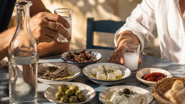 Η τελετουργία της ουζοποσίας: το ούζο, οι μεζέδες του και η παρέα
