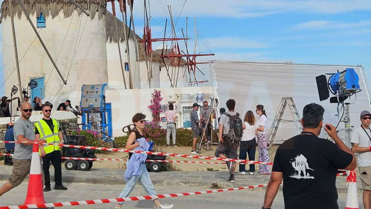 Στους ανεμόμυλους της Μυκόνου τα γυρίσματα του Emily in Paris: Φωτογραφίες από το βεστιάριο της παραγωγής
