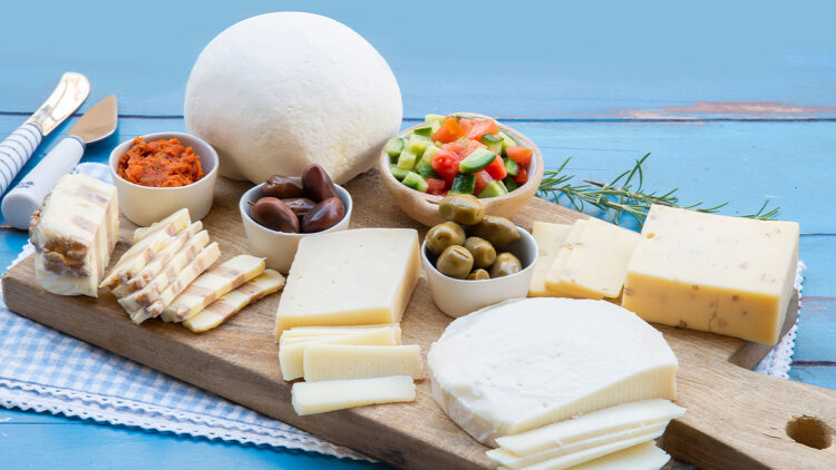 Σάρωσε η Ελλάδα στη λίστα του Taste Atlas με τα καλύτερα σκληρά τυριά: Κορυφαία η γραβιέρα Νάξου, διακρίσεις για κεφαλογραβιέρα και μετσοβόνε
