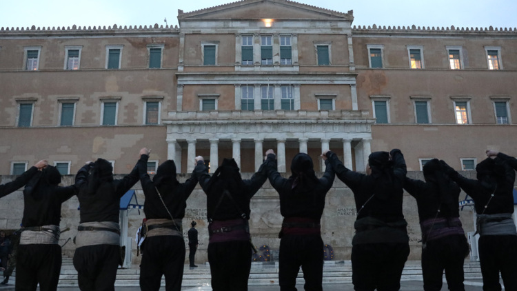 Συγκίνηση στο Σύνταγμα από την επιβλητική αλλαγή φρουράς με Πόντιους Εύζωνες, δείτε βίντεο και φωτογραφίες 
