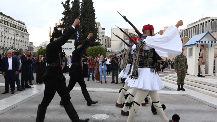 Αλλαγή φρουράς με Εύζωνες να είναι ντυμένοι με την παραδοσιακή ποντιακή φορεσιά, δείτε φωτογραφίες