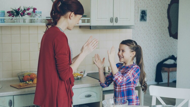 Beta Mom: Η τάση στη γονεϊκότητα που απορρίπτει την τελειότητα