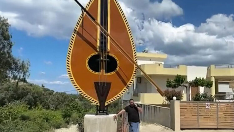 Κρητική λύρα διεκδικεί μια θέση στα βραβεία Γκίνες, έχει ύψος 10 μέτρα