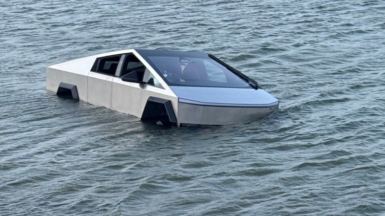 Δείτε βίντεο: Οδηγός στο Τέξας έριξε Tesla σε λίμνη για να... τεστάρει τις δυνατότητές του, τελικά βυθίστηκε και συνελήφθη