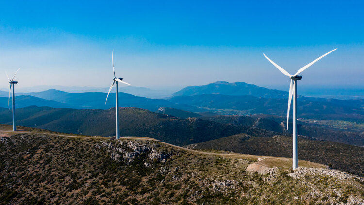 Φρένο στα νέα αιολικά με το χωροταξικό για τις ΑΠΕ: Εκτός οι Κυκλάδες, κόφτες σε νησιά, βουνοκορφές πάνω από 1200 μέτρα και προστατευόμενες περιοχές