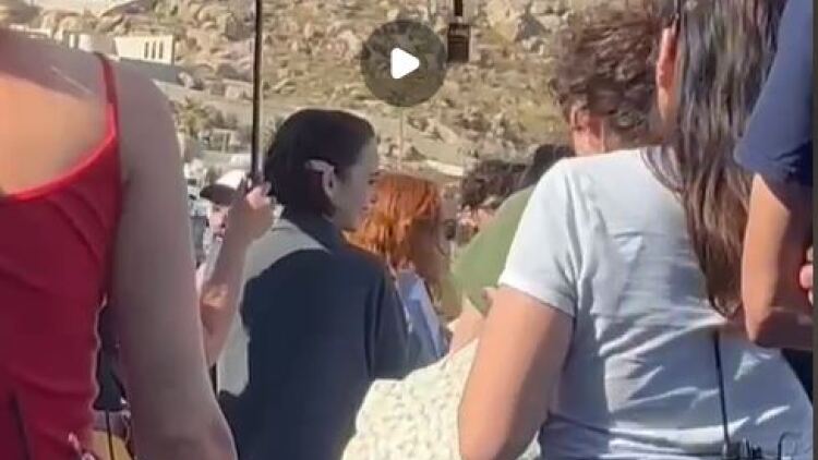 Emily In Paris: Αποκλειστικά βίντεο από τα γυρίσματα στη Μύκονο
