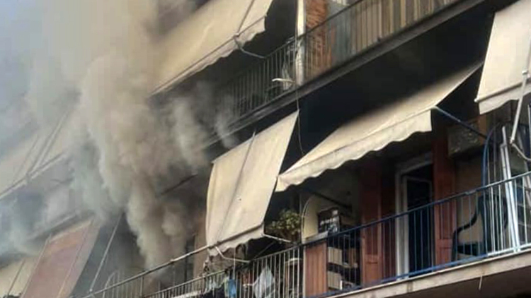Φωτιά σε διαμέρισμα στη Δραπετσώνα, απομακρύνθηκαν μητέρα και γιος, δείτε βίντεο και φωτογραφίες