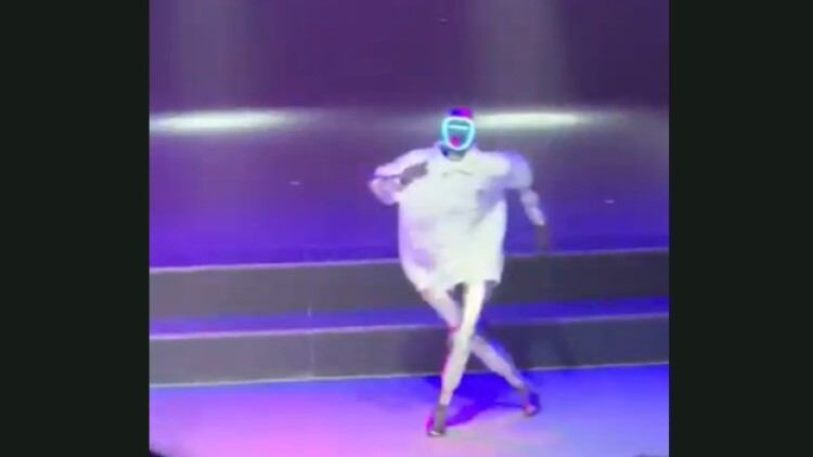 Ρομπότ πήγε να χορέψει το «Billie Jean» όπως ο Μάικλ Τζάκσον και όλα... πήγαν στραβά, δείτε βίντεο