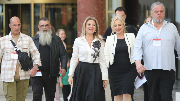 Το μαύρο τριαντάφυλλο της Καρυστιανού και η καθυστερημένη κατά μία ώρα άφιξη στο Ολύμπιον