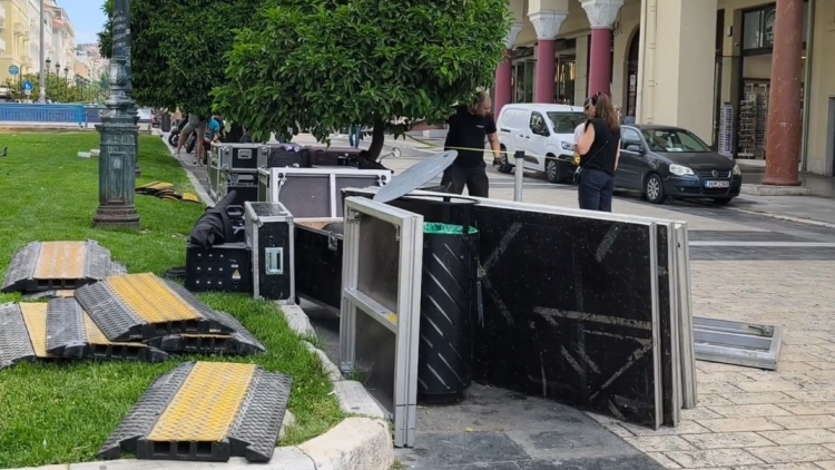 Γιγαντοοθόνη και ετοιμασίες στην πλατεία Αριστοτέλους για τα αποκαλυπτήρια του κόμματος Καρυστιανού, δείτε βίντεο