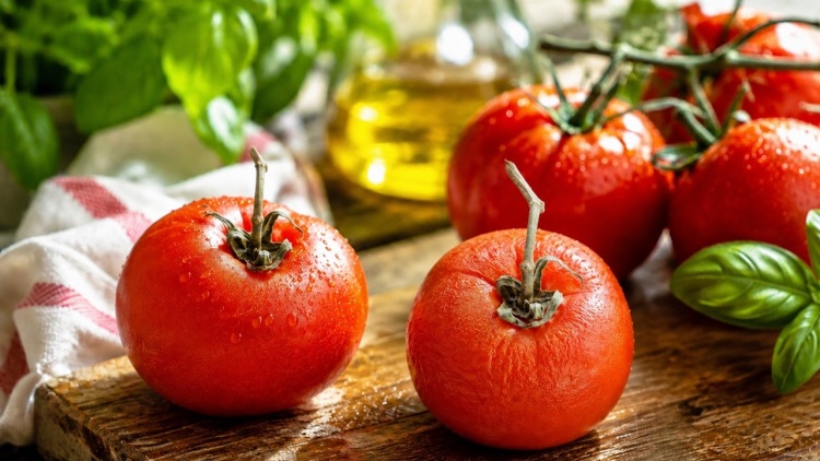 Πώς αξιοποιούμε τις ζαρωμένες ντομάτες (+συνταγές)