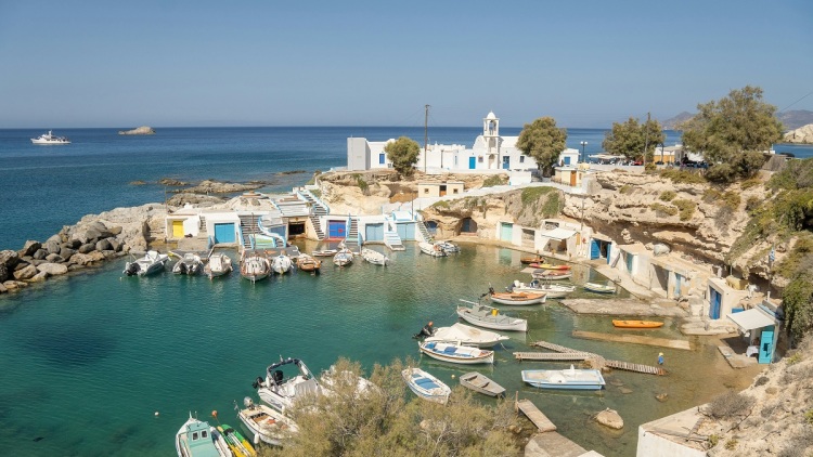 «Σύρματα»: Τα πολύχρωμα, μοναδικά αρχιτεκτονικά στοιχεία που κάνουν αμέσως αναγνωρίσιμες τη Μήλο και την Κίμωλο
