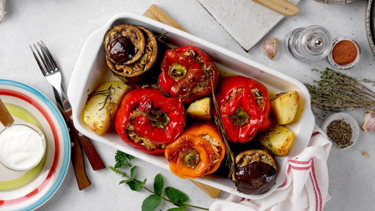 Γεμιστά: Παραδοσιακά, vegan ή με κιμά; Οι διαφορές σε πρωτεΐνη και θερμίδες