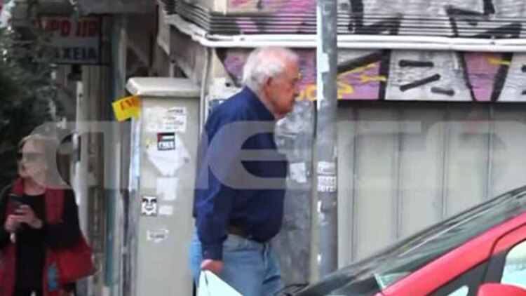 Δείτε βίντεο: Οι πρώτες εικόνες του Αλέξανδρου Γιωτόπουλου της 17 Νοέμβρη μετά την αποφυλάκισή του 