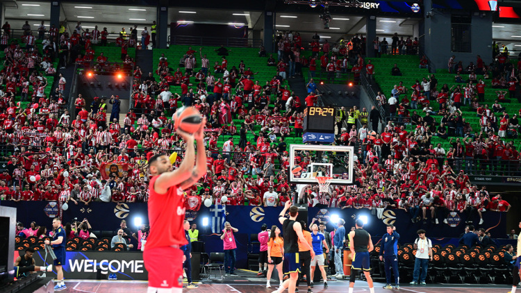 Σε ρυθμούς Final Four η Αθήνα: Δέκα χιλιάδες οπαδοί του Ολυμπιακού γεμίζουν το T-Center, βγήκαν για ζέσταμα οι παίκτες, αποθέωση για Μπαρτζώκα, δείτε βίντεο 