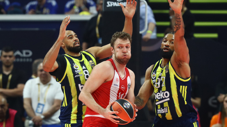 Ολυμπιακός - Φενέρ 48-39 (Γ' περίοδος): Σταθερό προβάδισμα για τους Πειραιώτες, live ο ημιτελικός του Final-4 