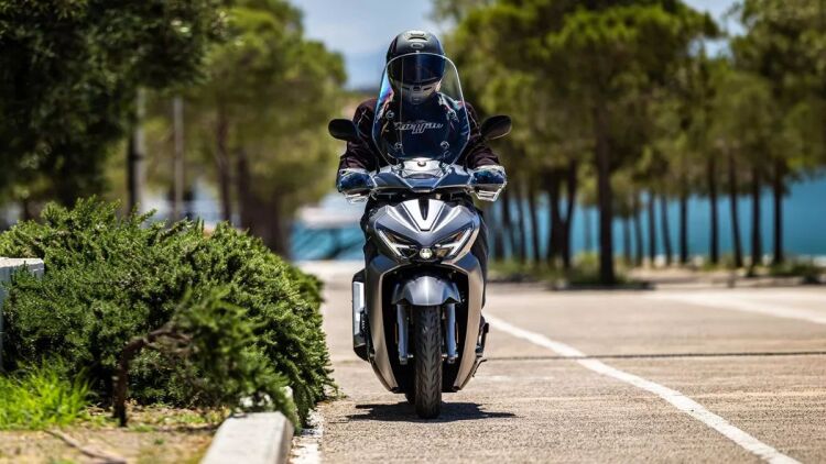 Οδηγούμε το νέο QJMotor SQ350 στα νότια προάστια - Πόσο κοστίζει στην Ελλάδα;