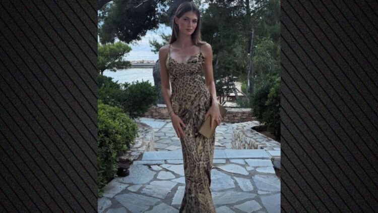 Η Αμαλία Κωστοπούλου πόζαρε με vintage animal print φόρεμα της μητέρας της, Τζένης Μπαλατσινού

