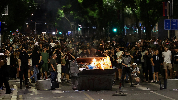Επεισόδια μετά την μαζική αντικυβερνητική συγκέντρωση των φοιτητών στο Βελιγράδι, δείτε φωτογραφίες
