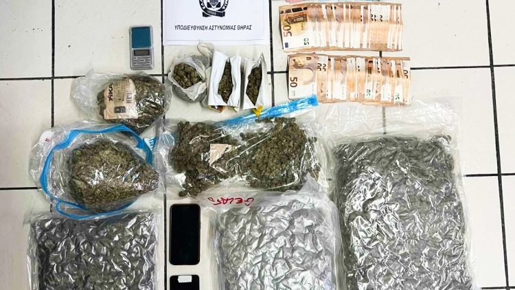 Έφοδος της ΕΛΑΣ σε 17 σπίτια στη Σαντορίνη: Ελέγχθηκαν 68 άτομα, κατασχέθηκαν 4,7 κιλά κάνναβης και 18.000 ευρώ