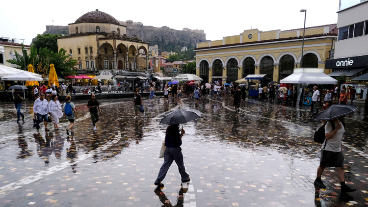 Βροχερός ο καιρός και σήμερα: Μέχρι και καταιγίδες αναμένονται σε Αθήνα και Θεσσαλονίκη, δείτε χάρτες