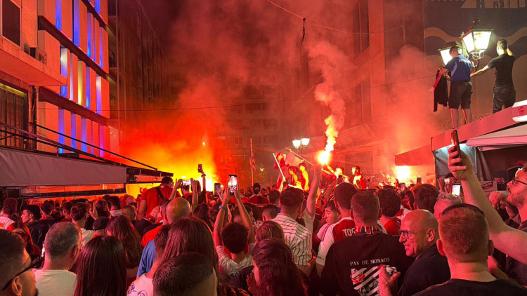 Τρελοί πανηγυρισμοί φίλων του Ολυμπιακού στον Πειραιά μετά την κατάκτηση της Euroleague, δείτε βίντεο και φωτογραφίες
