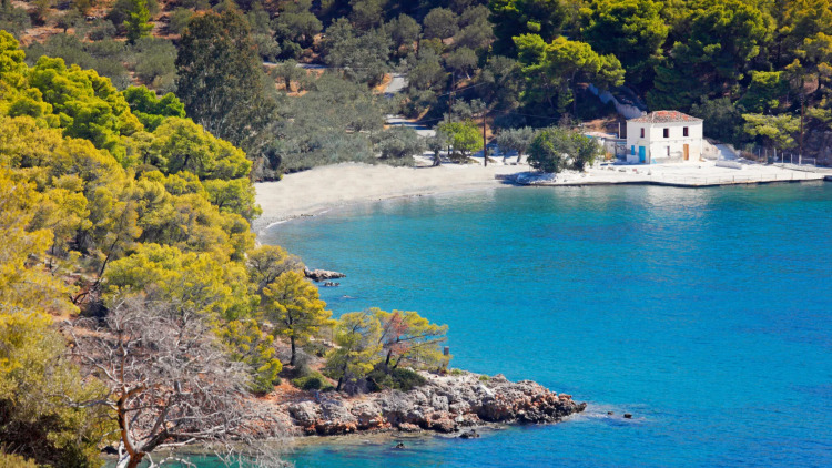 Μοναστήρι Πόρου: Ένας γραφικός κόλπος με γαλήνια νερά στη σκιά μιας ιστορικής μονής
