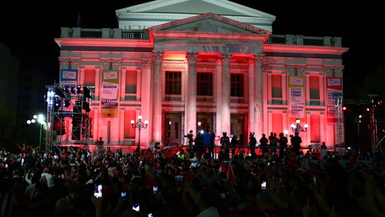 Τρελοί πανηγυρισμοί φίλων του Ολυμπιακού στον Πειραιά μετά την κατάκτηση της Euroleague, δείτε βίντεο και φωτογραφίες