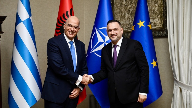 Άμεση σύγκληση της Επιτροπής Εμπειρογνωμόνων για τα Στρατιωτικά Κοιμητήρια συμφώνησε ο Δένδιας με τον Αλβανό ομόλογό του