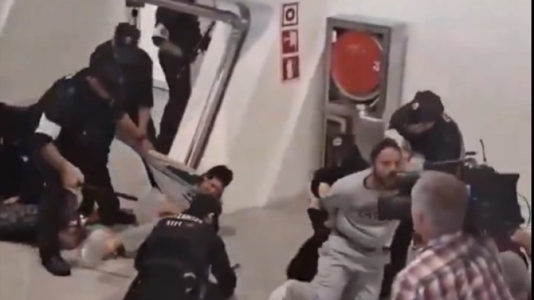 Επεισοδιακή επιστροφή ακτιβιστών του στολίσκου της Γάζας στο Μπιλμπάο: Συμπλοκές με αστυνομικούς που έκαναν χρήση γκλομπ