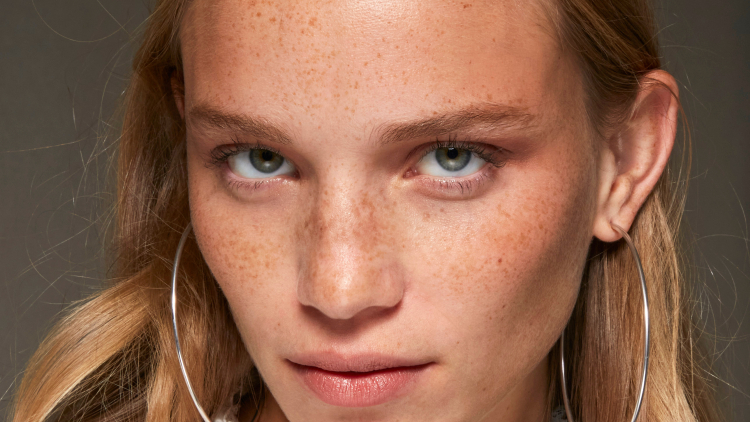 Τoasty Makeup: Το viral trend που θα κυριαρχεί φέτος το καλοκαίρι σύμφωνα με το TikTok
