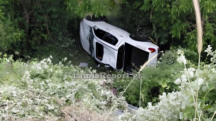 Σοβαρό τροχαίο εξώ από τη Λαμία: Αυτοκίνητο ανετράπη και κατέληξε εκτός δρόμου, δείτε εικόνες